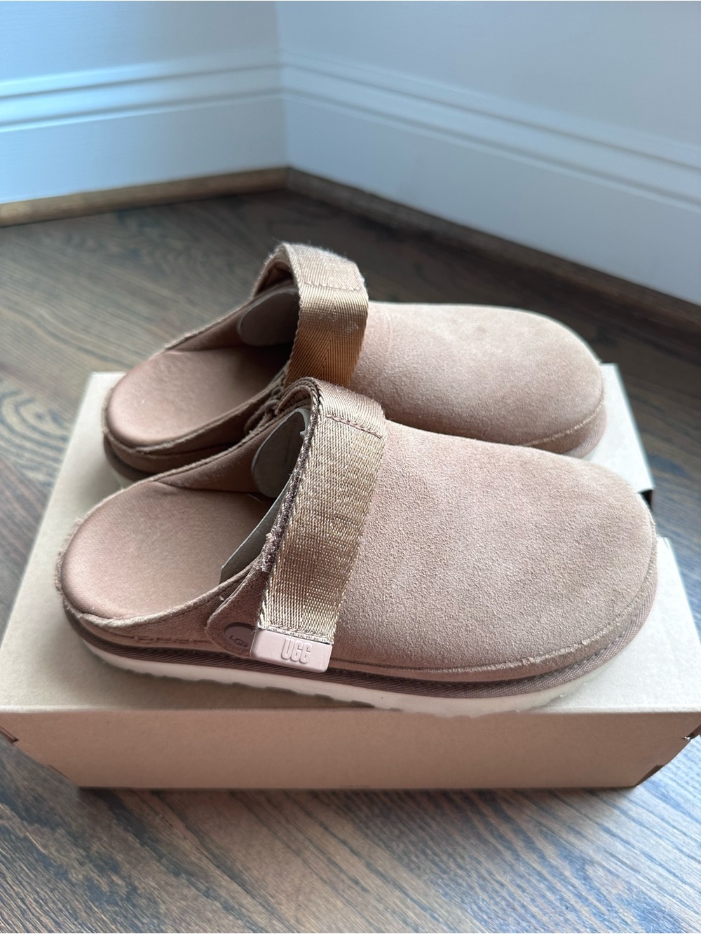 UGG Women's Goldenstar Chestnut Clogs with Strap - Picture 3 of 5
